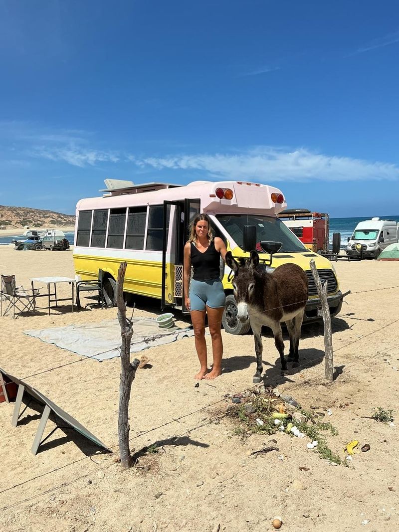 Gianna Maria Hodel an einem Strand in Mexiko, wo die Idee zu Hebelytics entstand